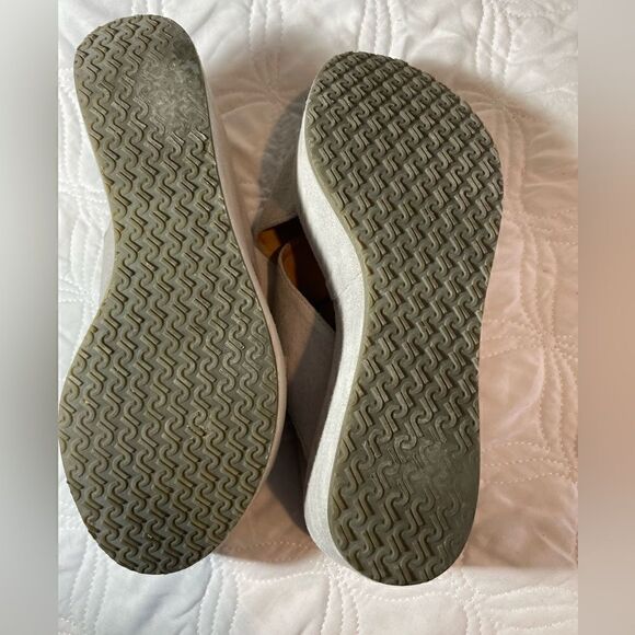 Janet Sport Bone Colored Platform Shoes Size 5.5 - Picture 8 of 8